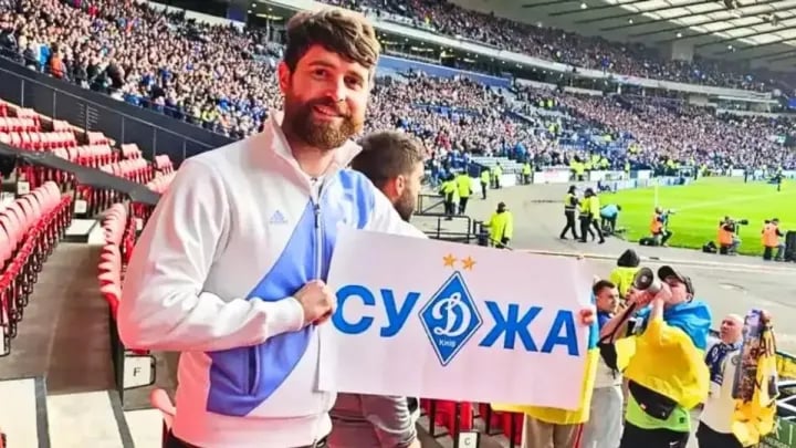 Плакат Суджа на матче "Динамо"