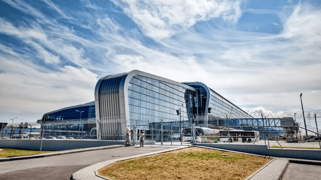 Аэропорт "Львов" могут открыть в рамках гуманитарного коридора