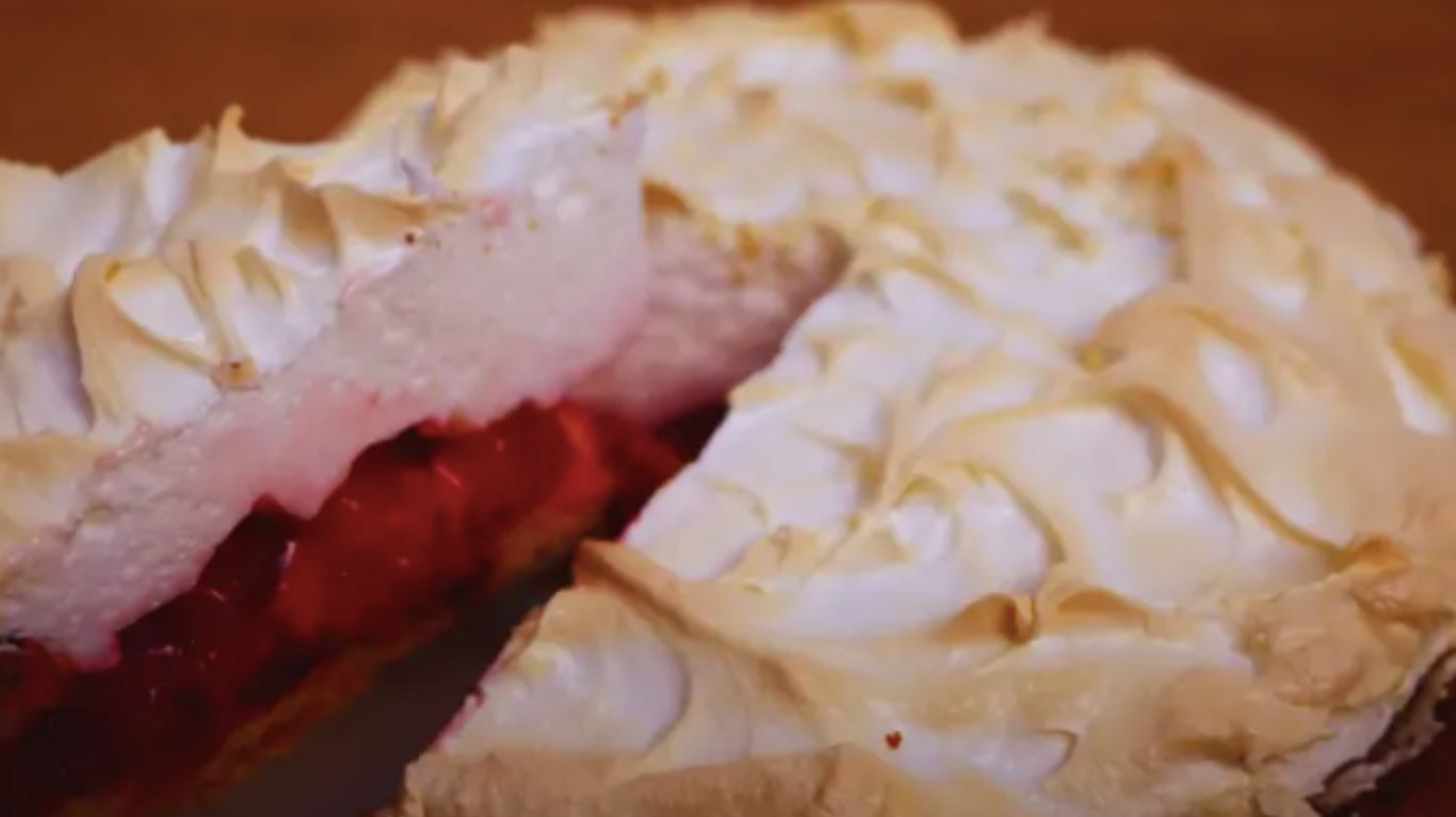 пиріг зі сливами та меренгою