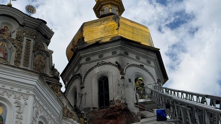 Удар по Лаврі: голова МВС рятував старовинні ікони з палаючого собору - 290x166
