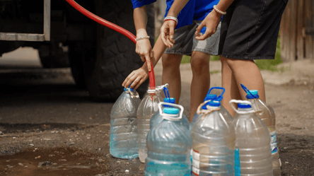 В Донецке воду начали дарить к покупкам - 285x160