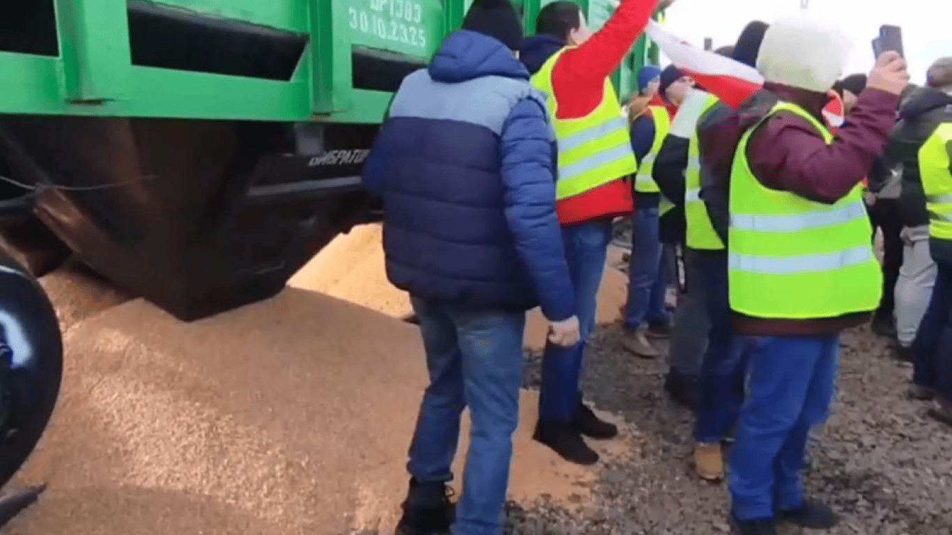 Польские фермеры перекрыли железную дорогу на границе и высыпали украинское зерно