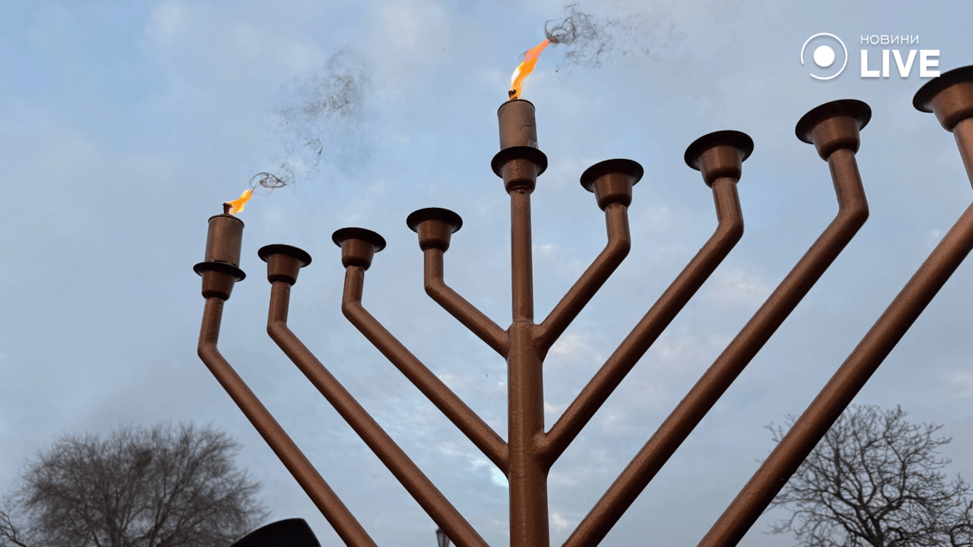 Ханукія з запаленим вогнем