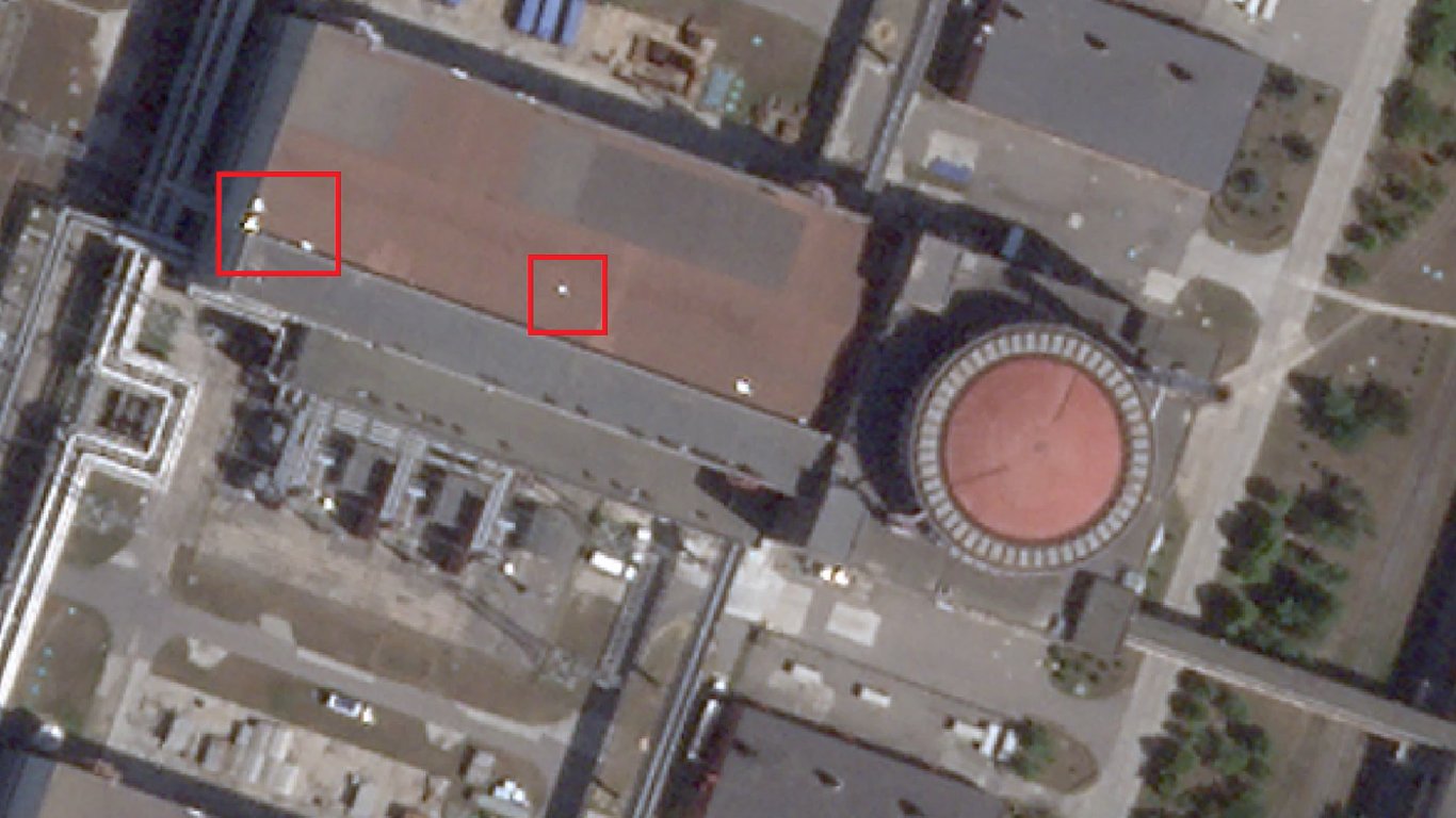 Похожие на взрывчатку: на крыше 4-го энергоблока ЗАЭС заметили новые объекты