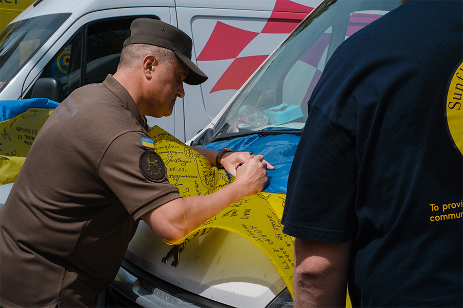 Бійці в знак подяки подарували партнерам підписаний прапор України. Фото: Південне оперативно-територіальне об'єднання Національної гвардії України
