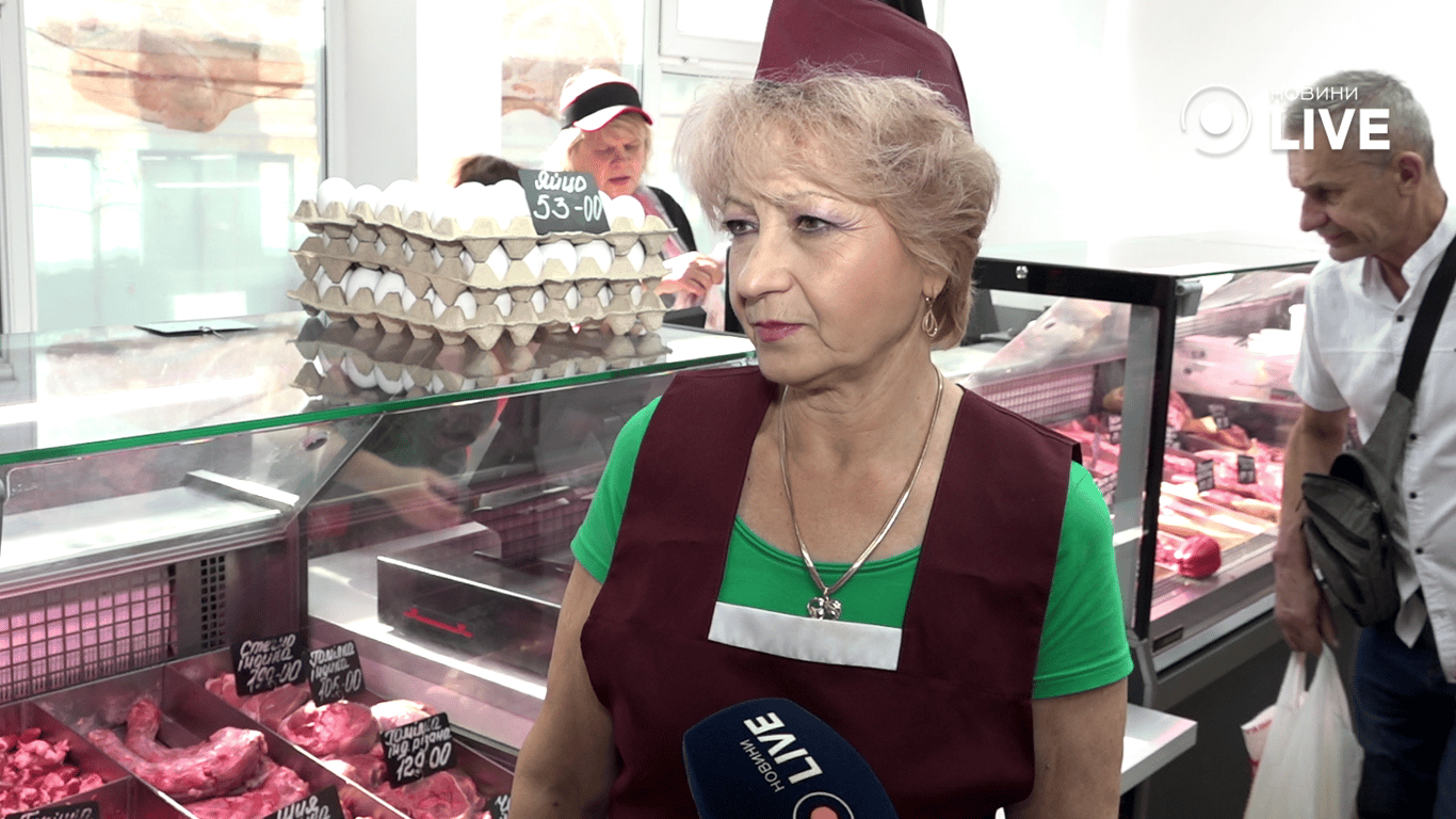 Продавчиня м'яса