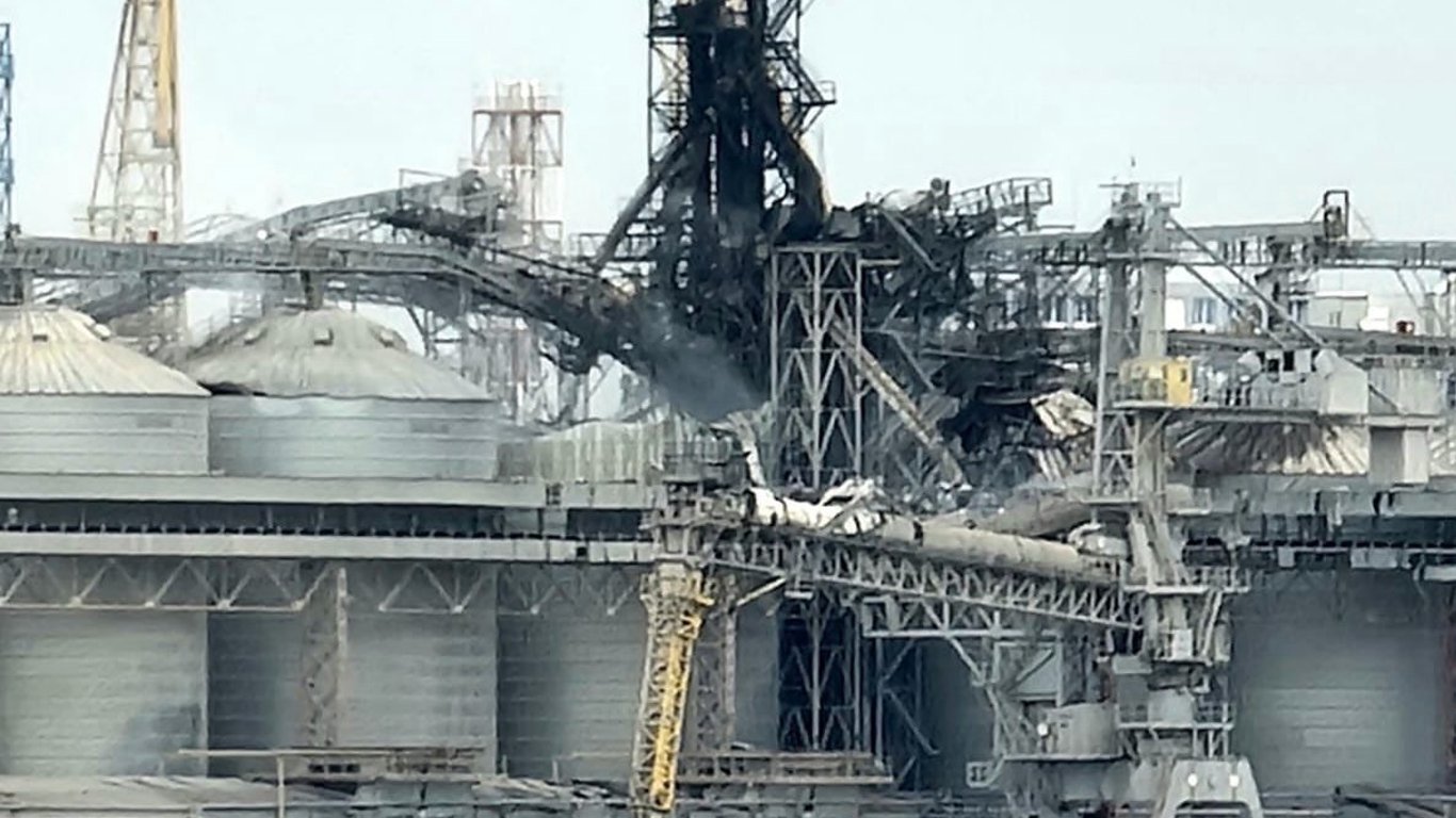 Окупанти знищили в порту на Одещині 60 тисяч тонн зерна