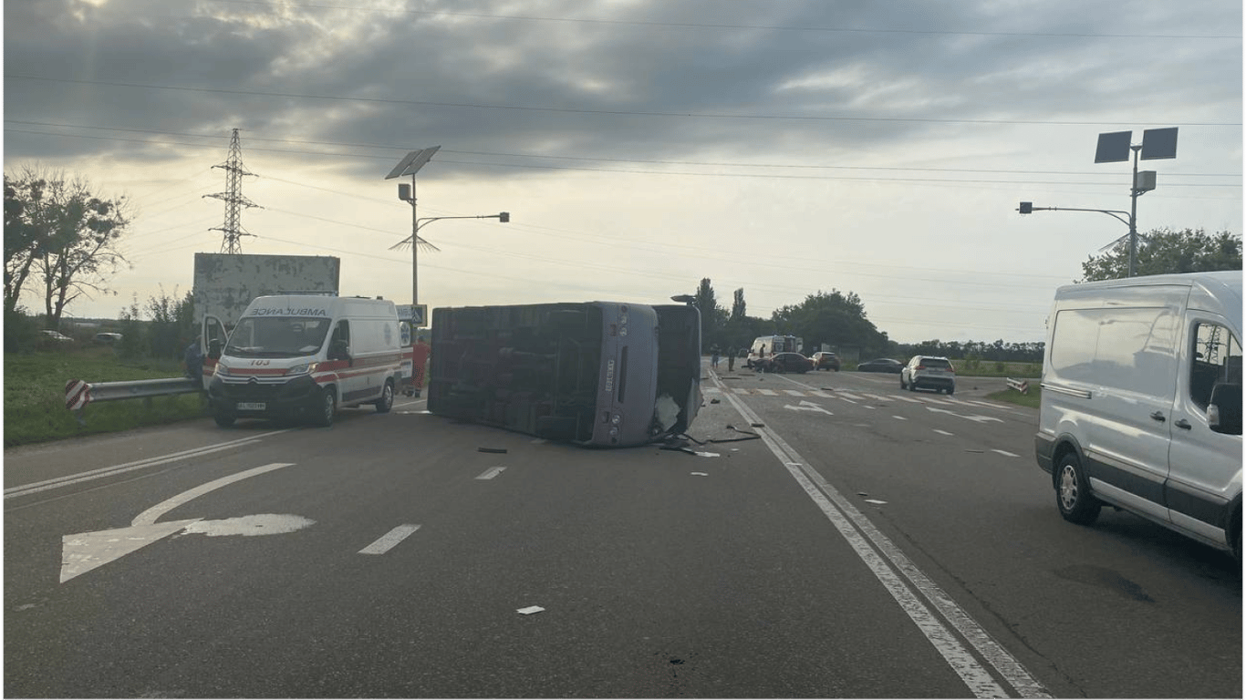 На Київщині легковик зіткнувся з автобусом: є багато постраждалих