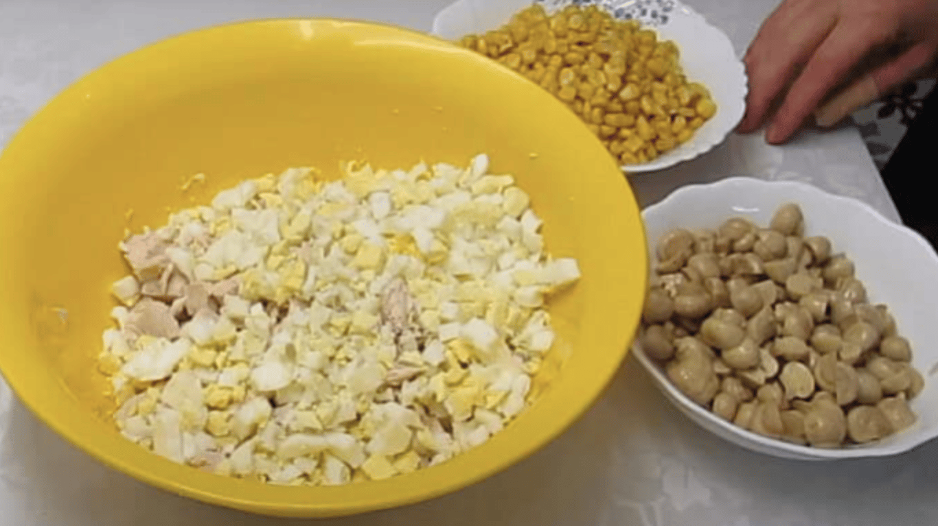 салат з куркою та яйцями