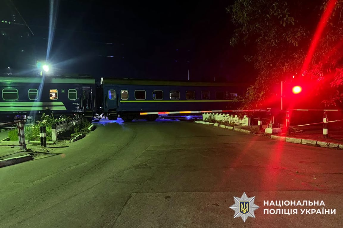 В Хмельницком поезд столкнулся с автомобилем: двое погибших - фото 1
