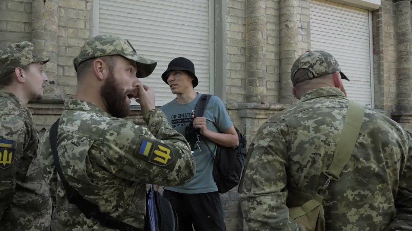 У Чернівецькій області місцевий житель приснув в очі військовому ТЦК газовим балончиком