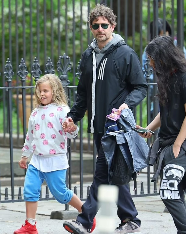 Брэдли Купер с дочерью прогуливается по Нью-Йорку