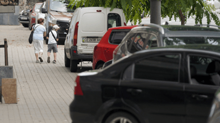 За паркування на тротуарі пропонують штраф 30 тис. грн: петиція - 285x160