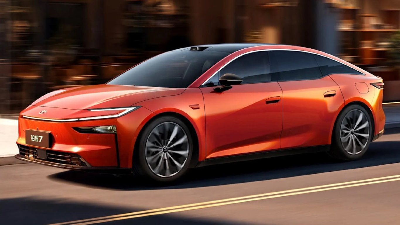 Новый электрокар Toyota больше Tesla Model S и дешевле Model 3