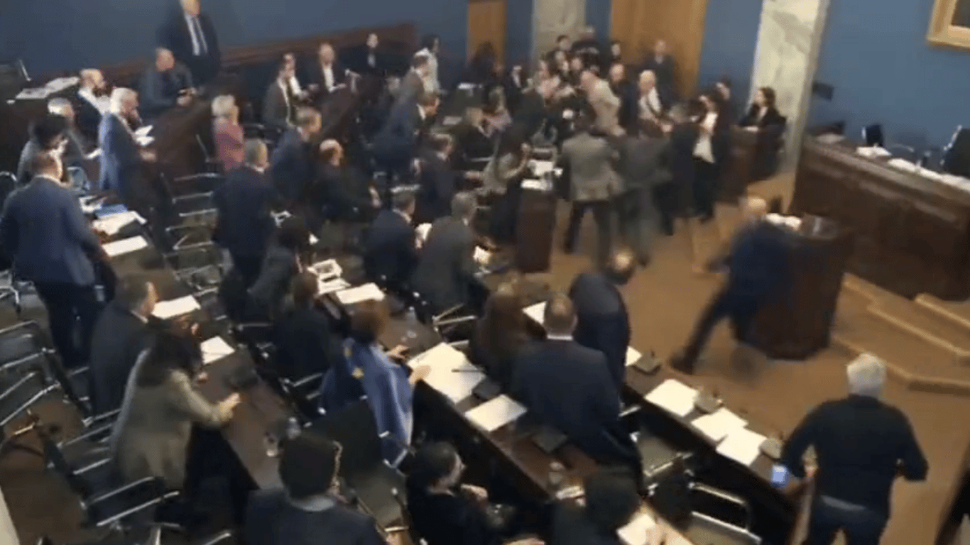 В парламенті Грузії сталася бійка через скандальний закон про "іноагентів"