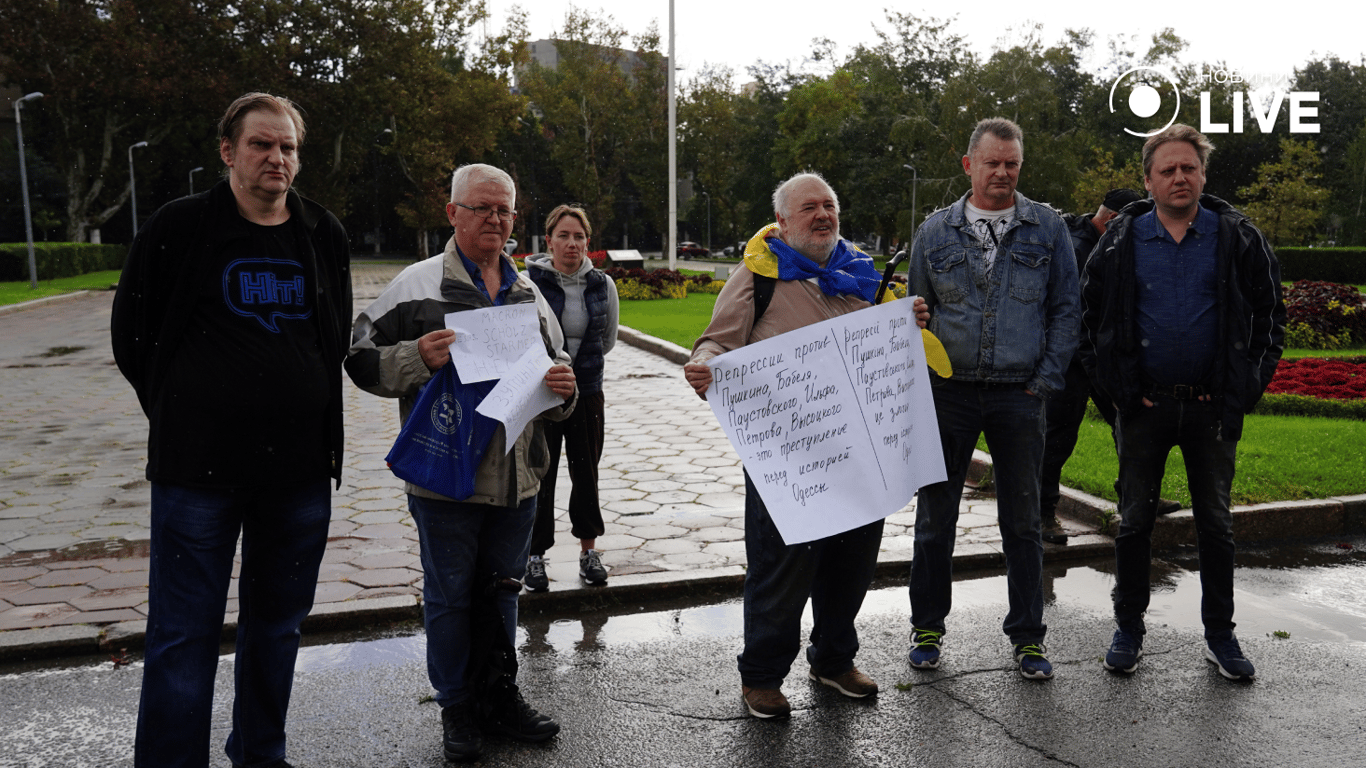 Митингующие выступают против переименования улиц. Фото: Новини.LIVE/ Юлия Браславская