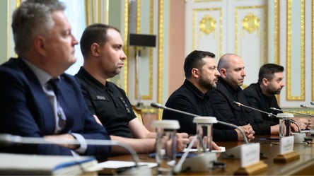 Зеленський прокоментував атаки на аеропорти перед візитом перемовників з США - 290x160
