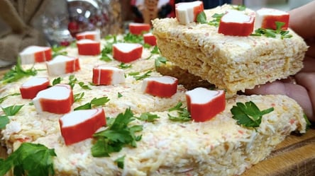 Вафельний торт з крабовими паличками — проста і смачна закуска - 290x166