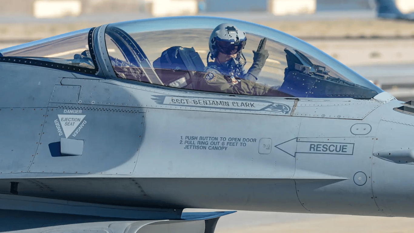 В США первая группа украинских пилотов завершила обучение на истребителях F-16