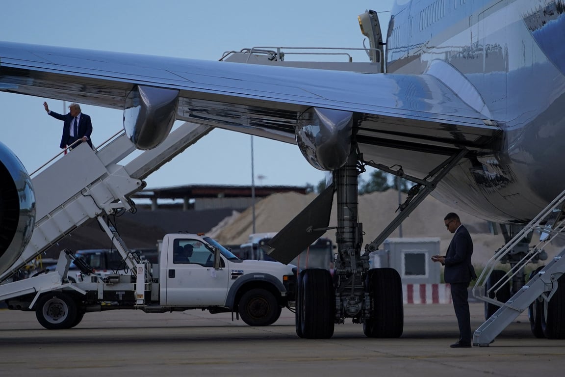 Дональд Трамп повертається до США після церемонії у Ватикані
