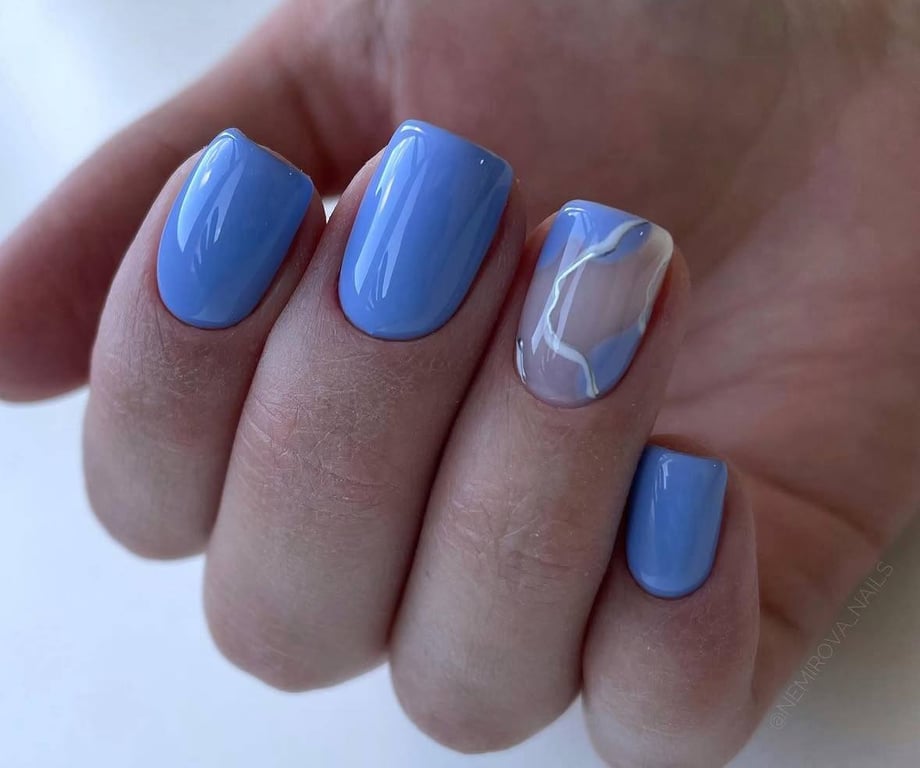 Небесно-блакитний манікюр має ефектний вигляд