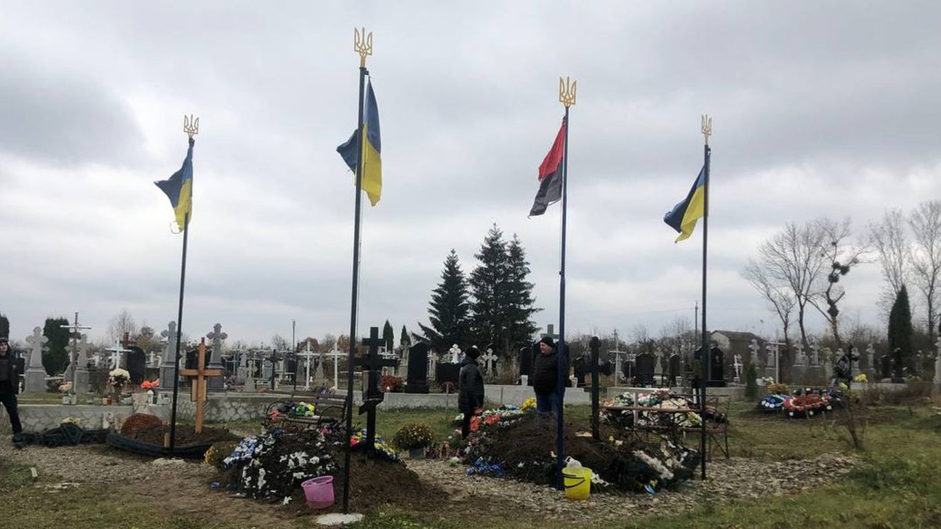 На Буковине горели венки на могилах военных — подозревают поджог