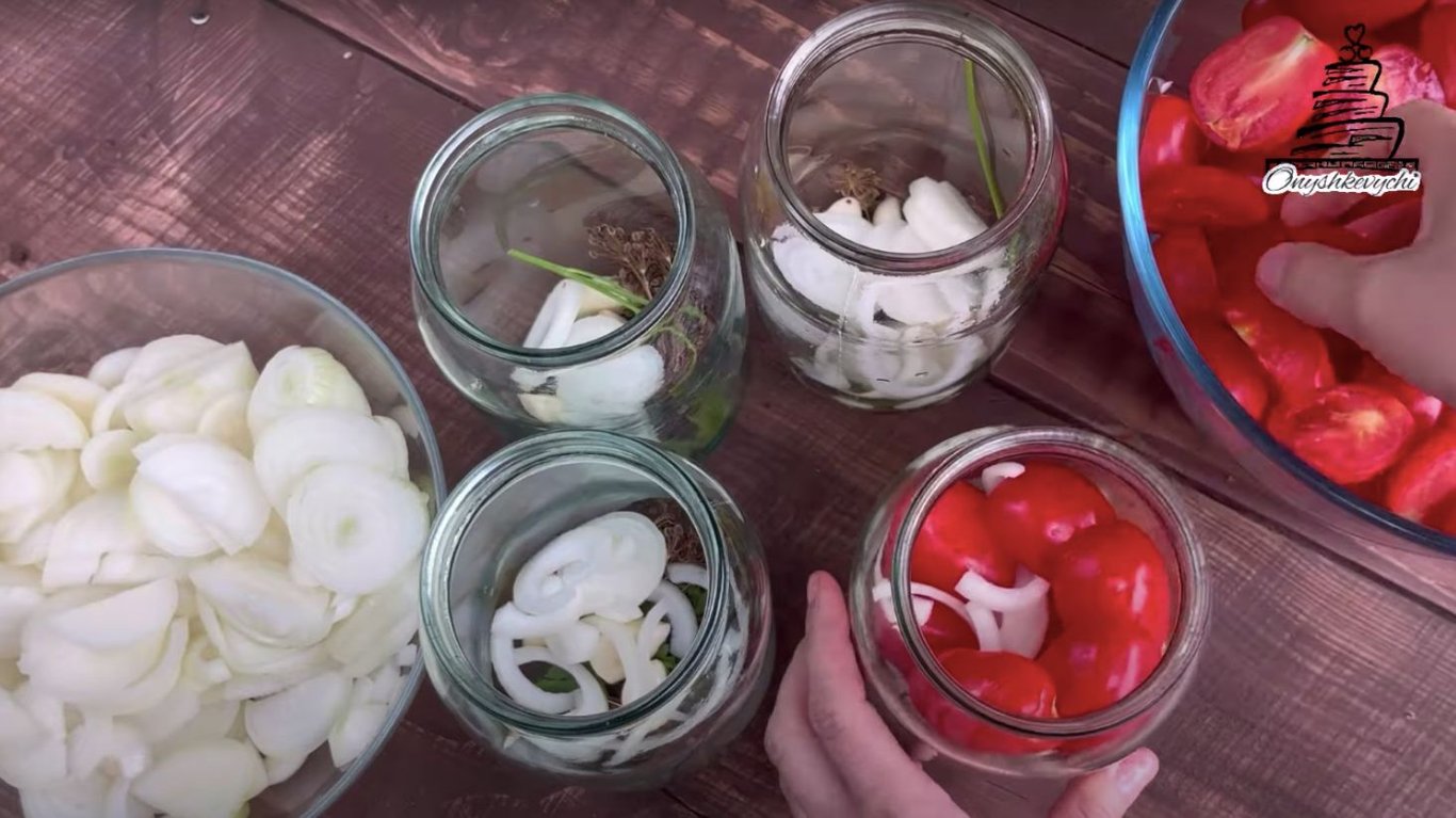 помідори половинками з цибулею на зиму 