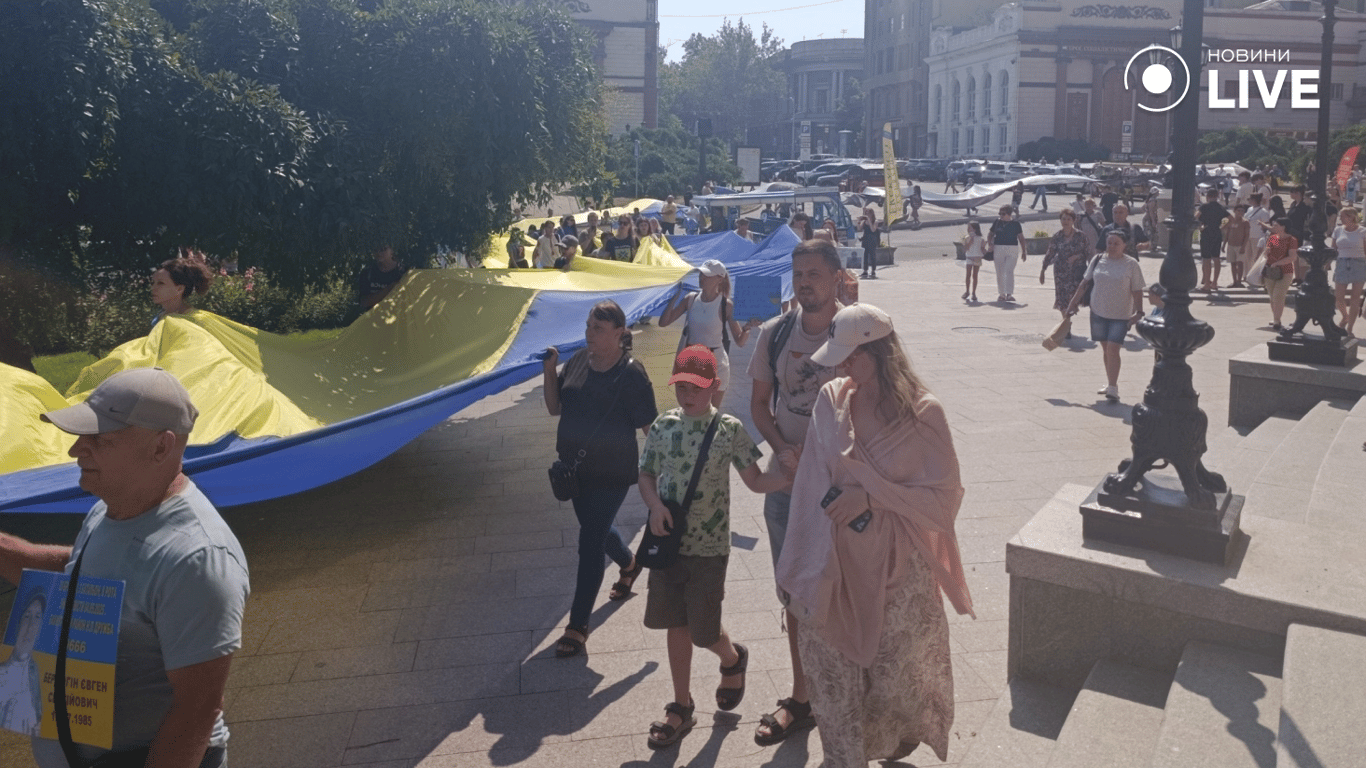 Учасники ходи несуть великий прапор центром Одеси