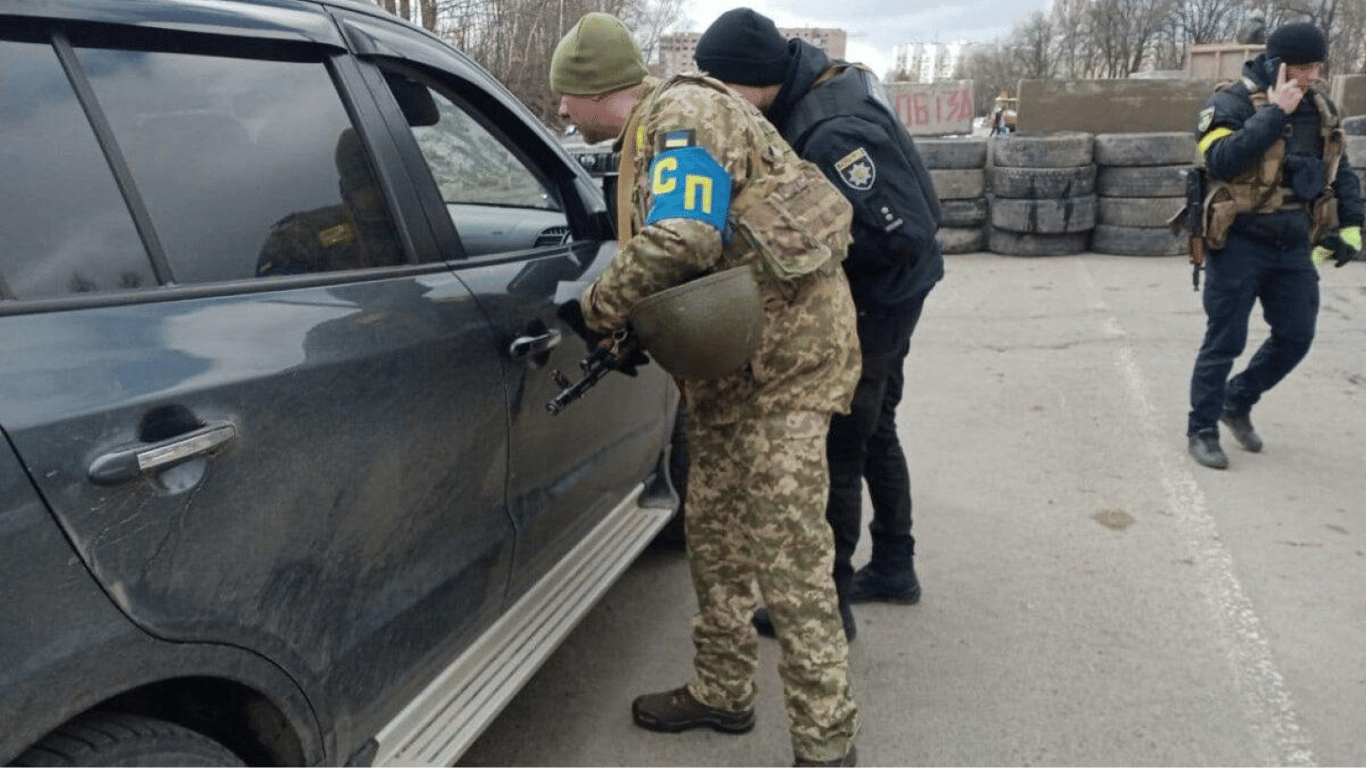 Працівники ТЦК змагаються, хто вручить повістку власнику найдорожчої автівки