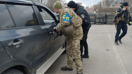 Є така галочка — працівник ТЦК описав, як вони вручали повістки власникам елітних авто - 290x166