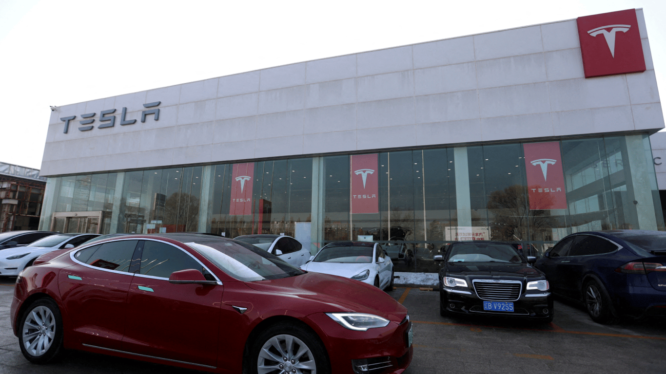 Более 6 000 темнокожих работников Tesla подали иск против компании — какая причина
