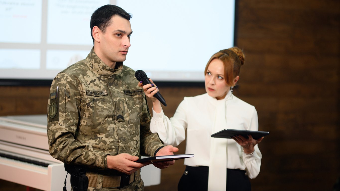 В Киеве прошел благотворительный аукцион военных артефактов