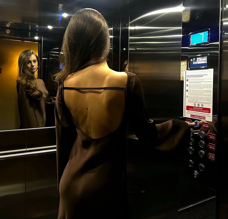 Сукня з вирізом на спині має звабливий вигляд