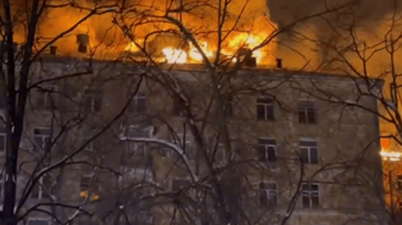 Люди просять про допомогу з вікон палаючого будинку — у Москві горить багатоповерхівка - 285x160