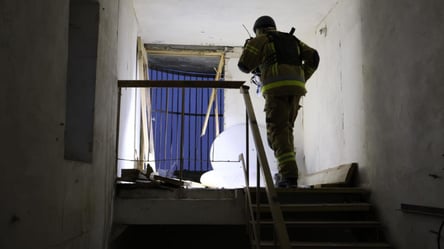 Падіння уламків дрона в Києві — в ДСНС показали фото будинку - 285x160