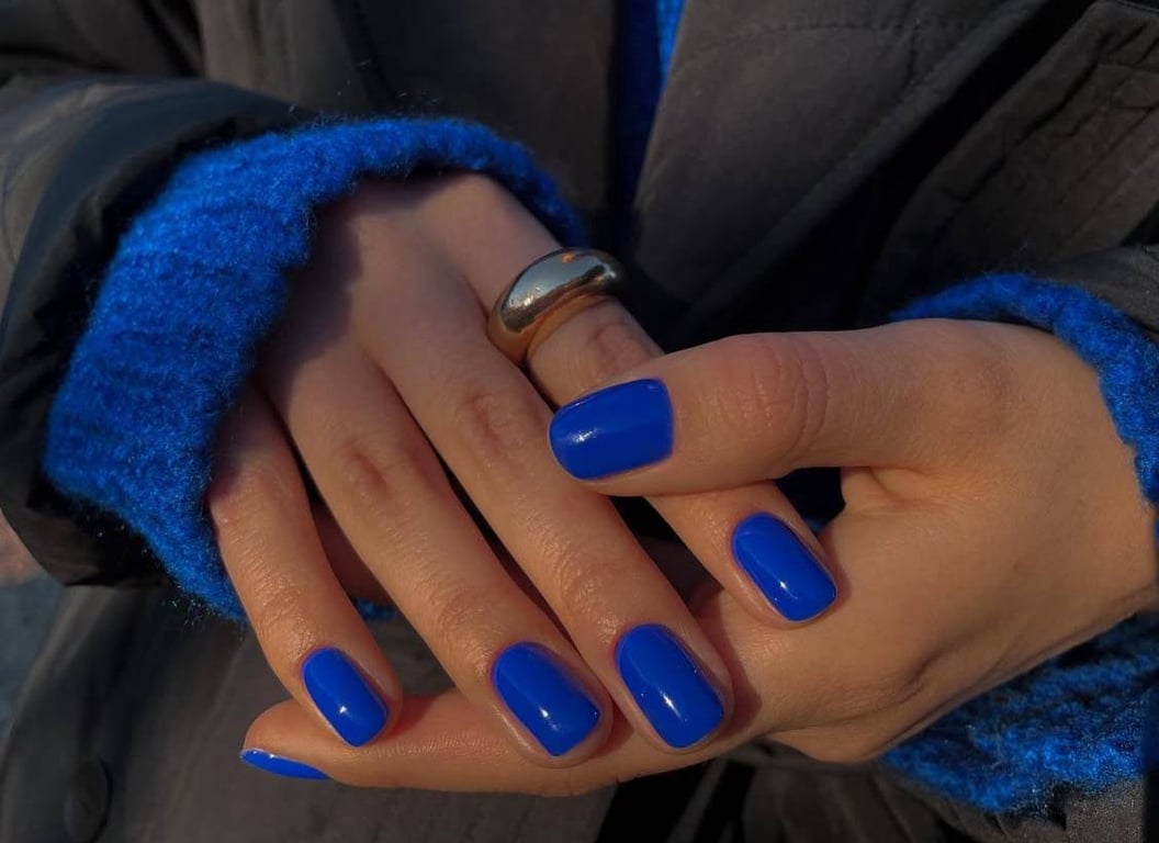 Синій колір не завжди вдалий вибір для манікюру