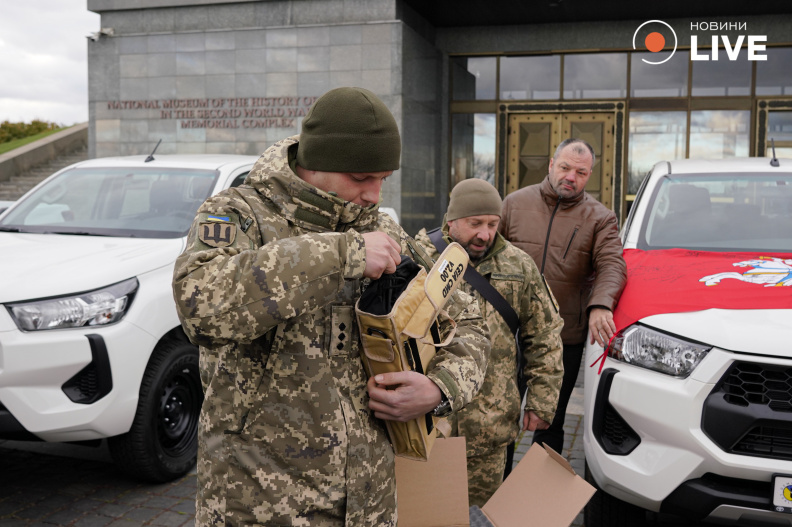 Військовий відкриває металошукач