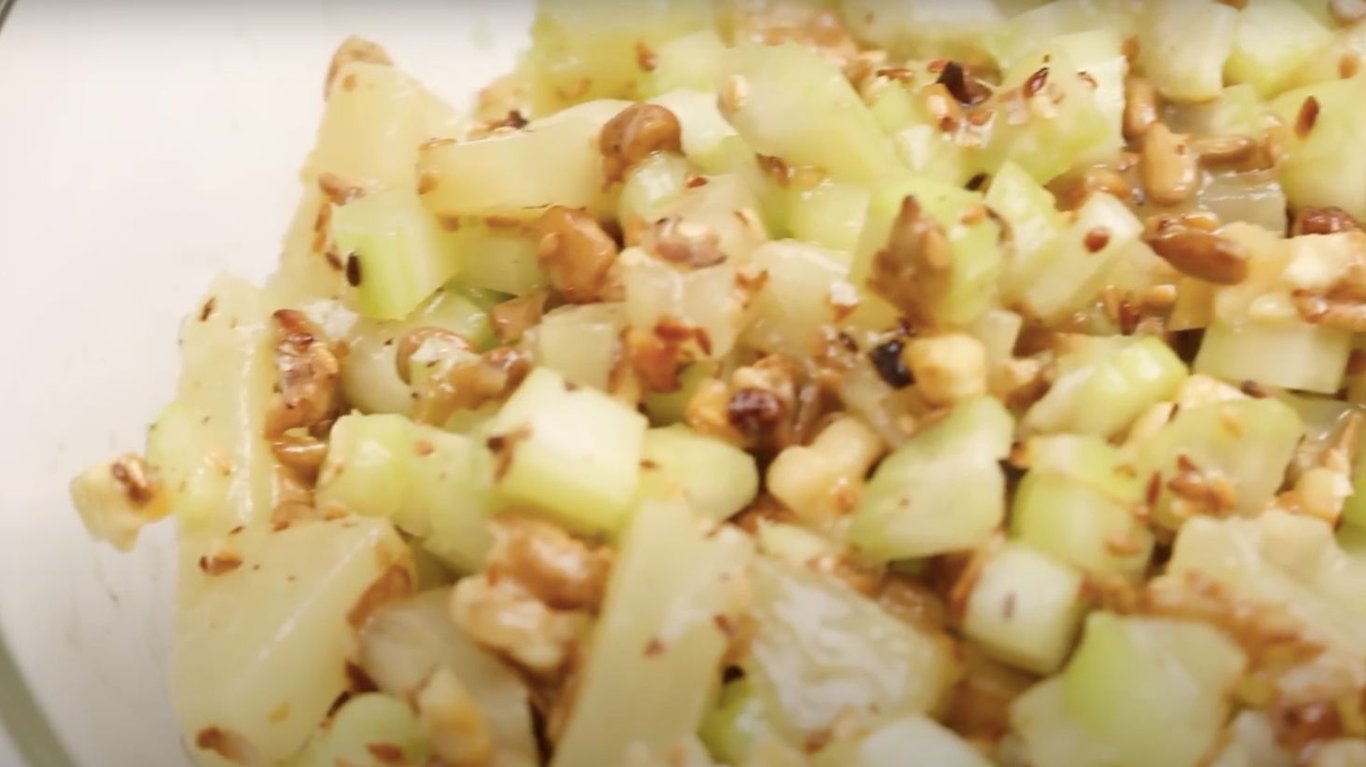 сельдерей с ананасами и орехами