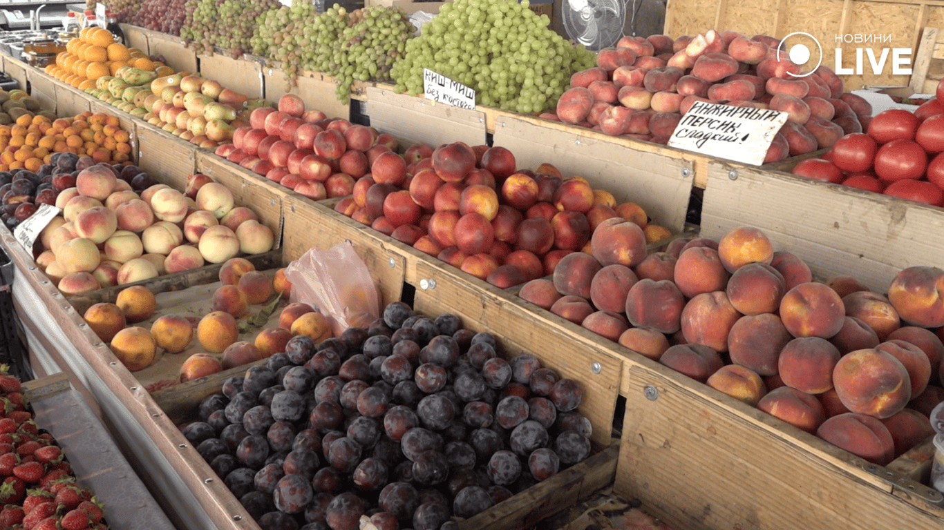 Асортимент фруктів на базарі 