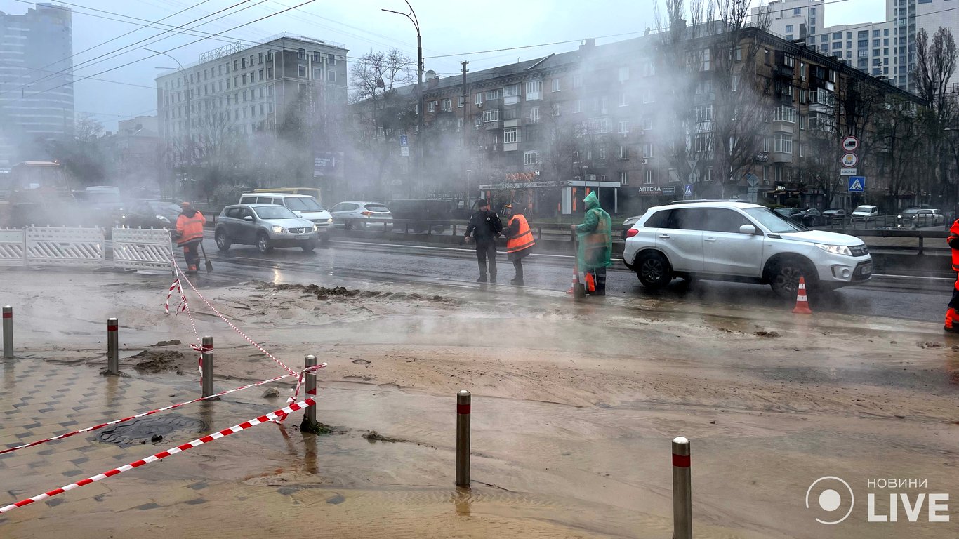 В центре Киева прорвало теплотрассу: дорогу заливает кипятком, возникла большая пробка
