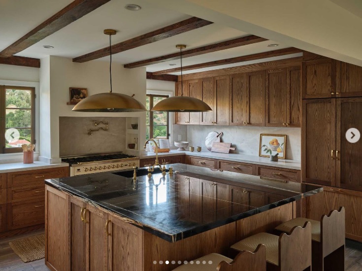 Необычные цвета: как кухня певицы Сабрины Карпентер стала трендом (фото) - фото 1