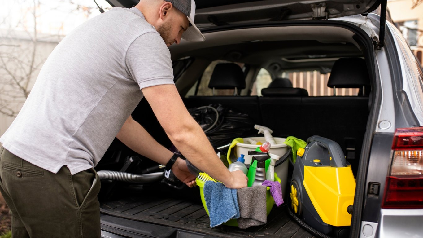 Три простых способа почистить багажник авто