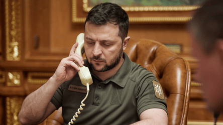 Зеленский проводит разговор с Трампом - 285x160