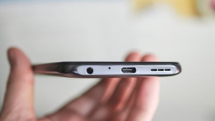 Що за невеликий отвір поруч із портом для зарядки смартфона - 285x160