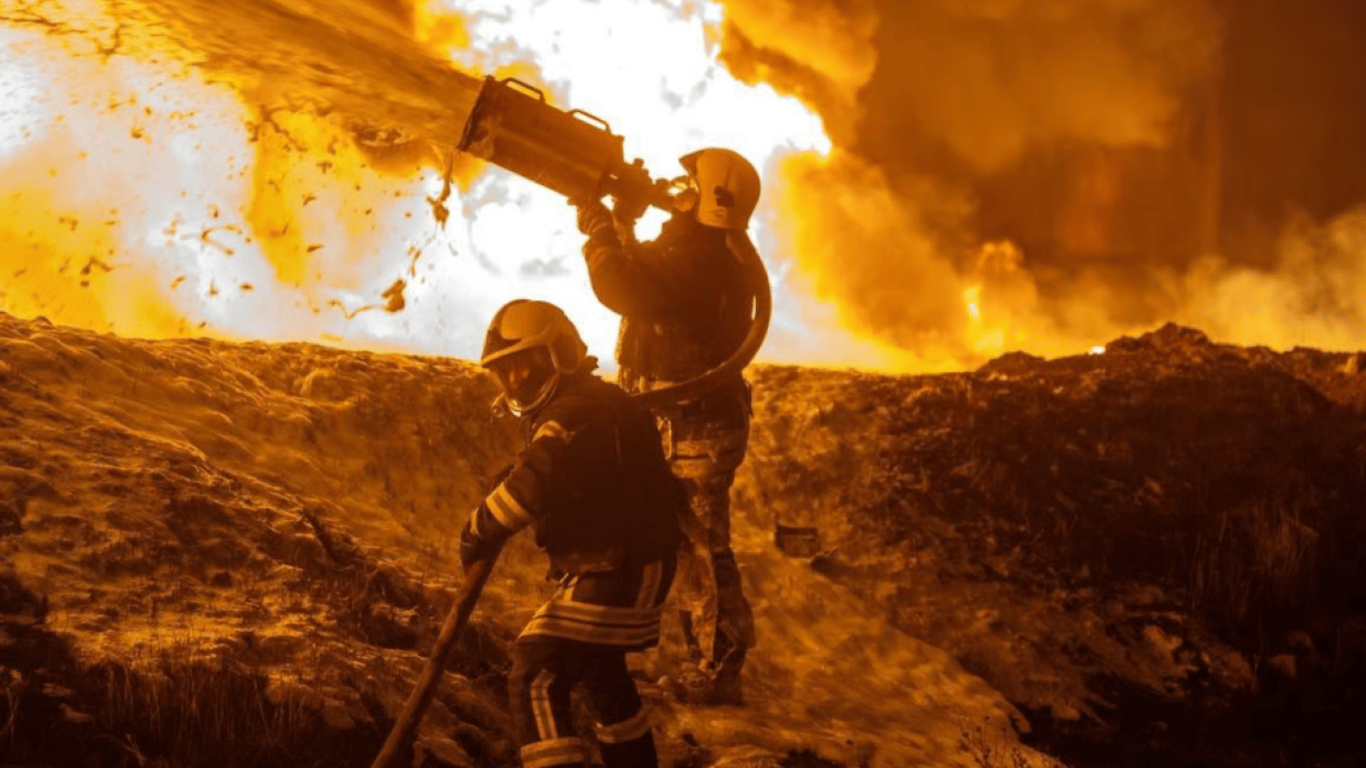 Россияне атаковали Хмельницкий: на одном из предприятий пожар: на одном из предприятий пожар