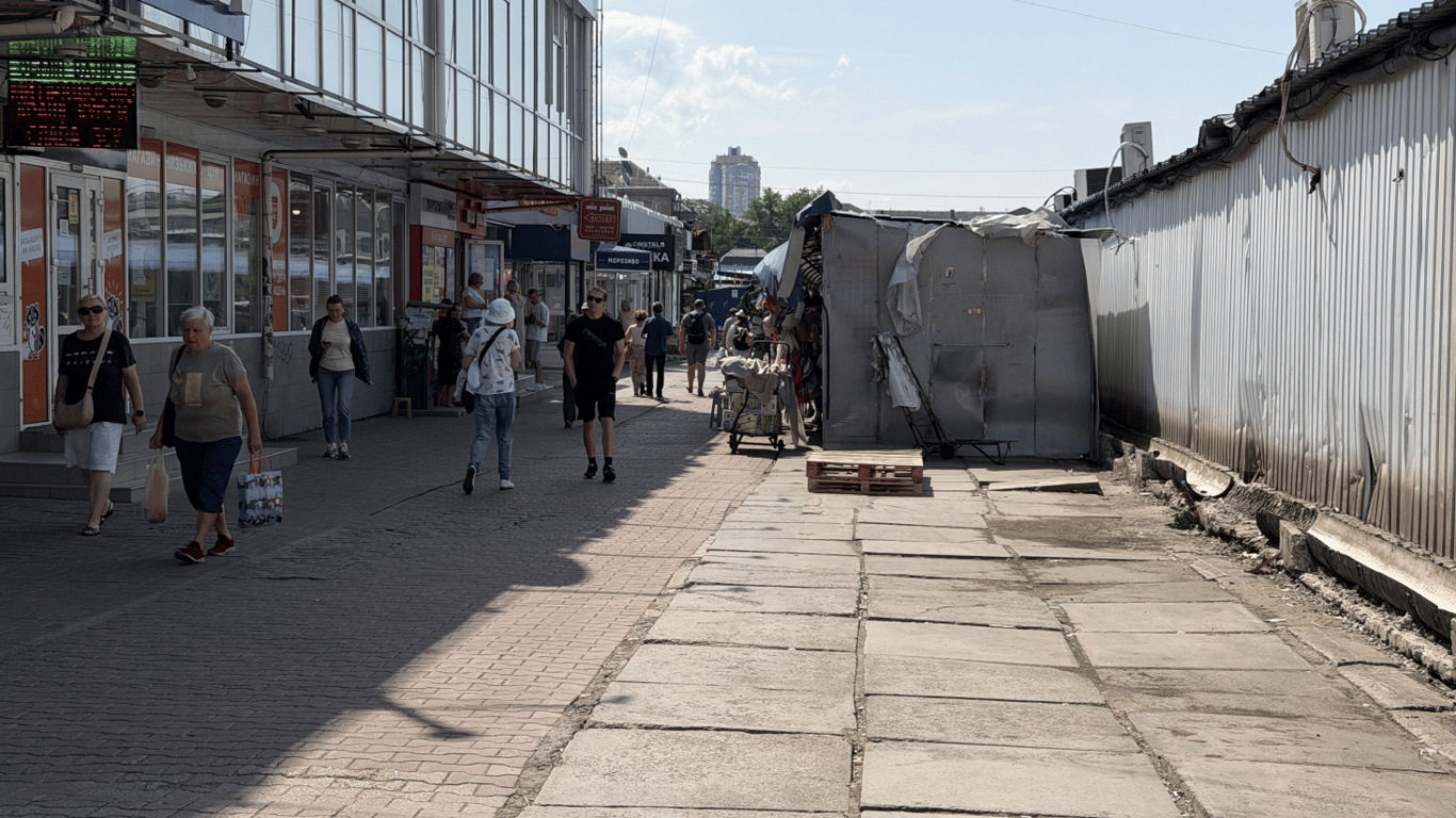 Біля метро "Дарниця" масштабний демонтаж МАФів: підприємці критикують