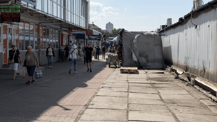 Біля метро "Дарниця" масштабний демонтаж МАФів: підприємці критикують - 290x166