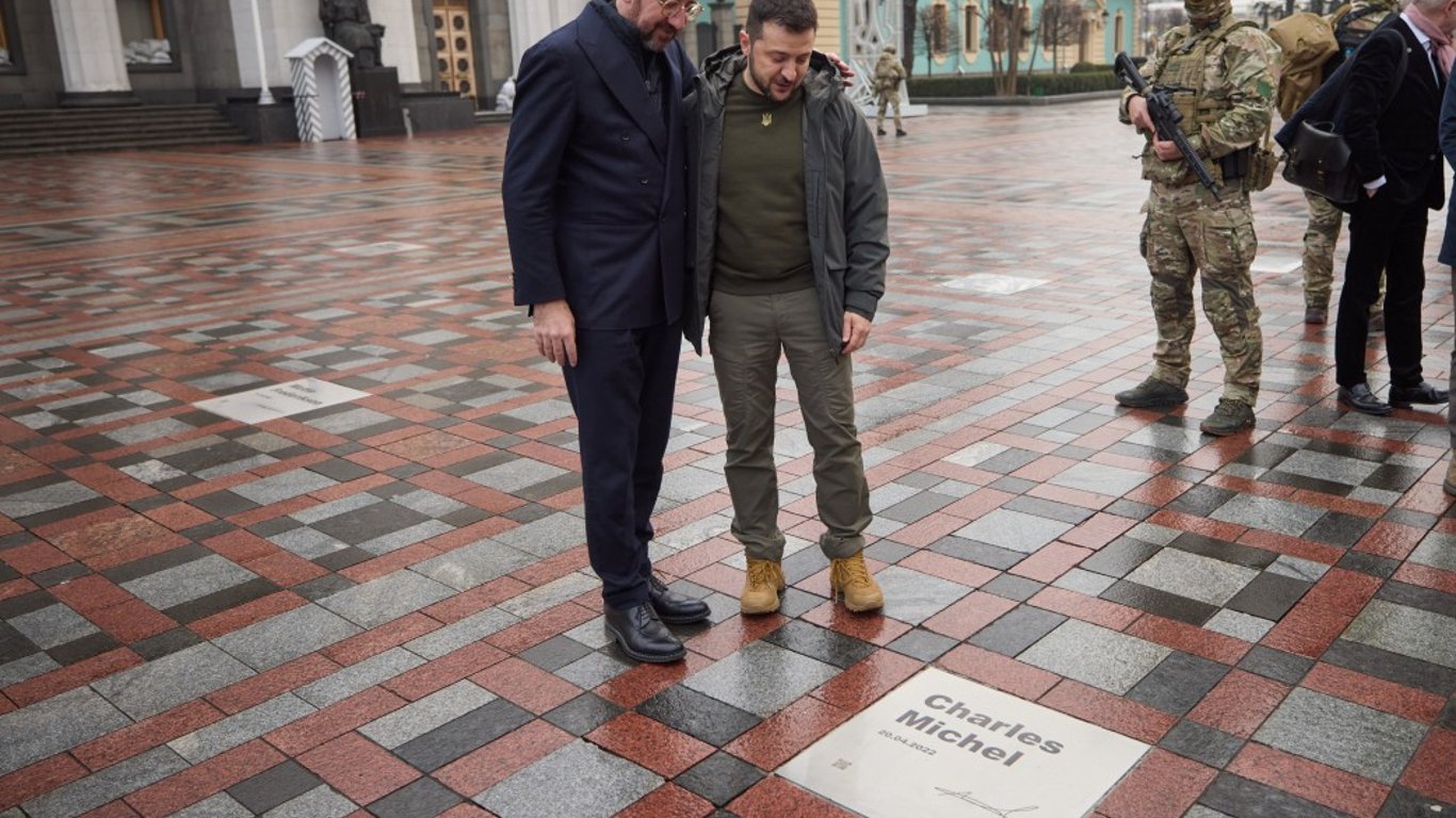 Алея сміливості в Києві — в столиці відкрили іменну табличку на честь Шарля Мішеля