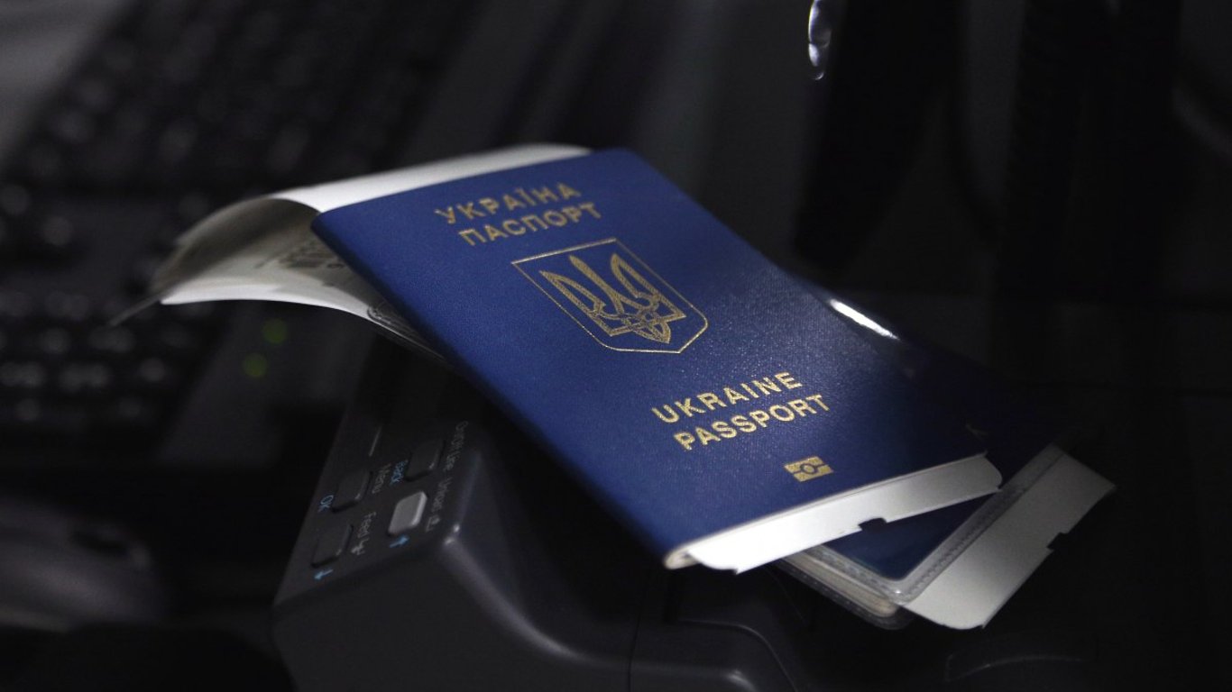 С 1 апреля для украинцев подорожает загранпаспорт