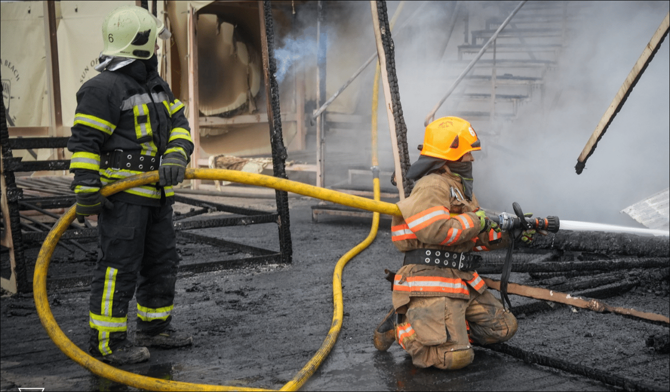 В одесской Аркадии сгорел неработающий ночной клуб — последствия - фото 1